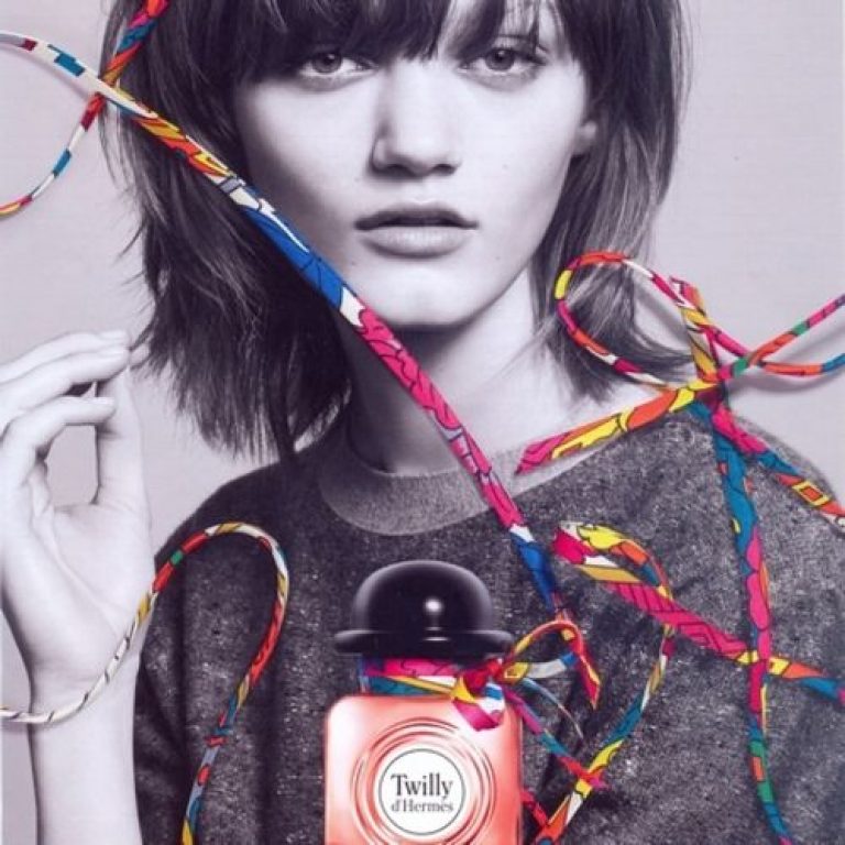 New: With Twilly Hermès signs an astonishing advertisement